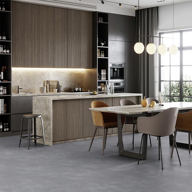 grote tegelvloer in lichtgrijs met subtiel golvend streeppatroon in moderne keuken met houtfineer keukenkasten en marmerlook werkblad