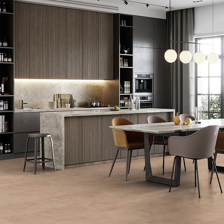 lichte tegelvloer met grote rechthoekige tegels in beige taupe kleur met matte finish in moderne keukenruimte met houten keukenfronten en metalen barkruk