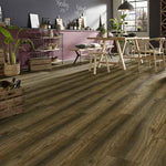 donker bruin eiken vloer met brede planken en natuurlijke houtstructuur in een lichte moderne eetkamer met houten meubels en paarse achtergrondwand