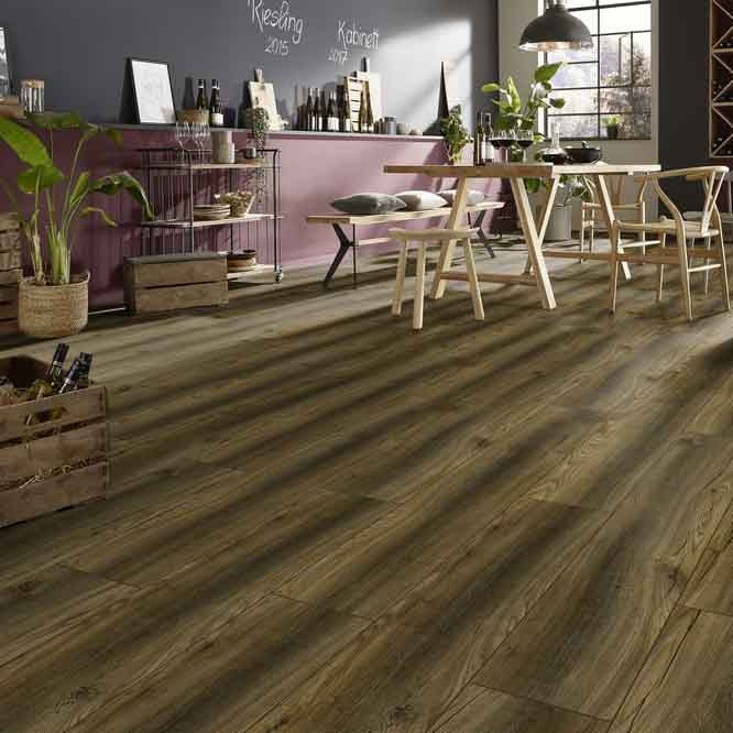 donker bruin eiken vloer met brede planken en natuurlijke houtstructuur in een lichte moderne eetkamer met houten meubels en paarse achtergrondwand