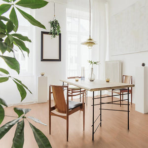 lichte beige eiken vloer met smalle lange planken en subtiele houtnerfstructuur in recht patroon