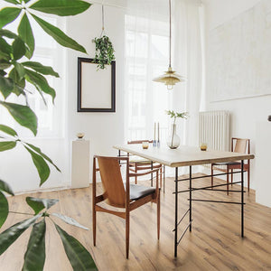 licht beige eiken vloer met lange planken en subtiele houtnerfstructuur met lichte knoestdetails