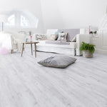 Lichte wit es vloer met subtiele houtnerfstructuur en brede planken in een lichte, natuurlijke uitstraling van een modern interieur met witte meubels.