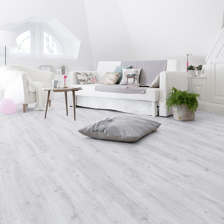 Lichte wit es vloer met subtiele houtnerfstructuur en brede planken in een lichte, natuurlijke uitstraling van een modern interieur met witte meubels.