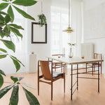 lichte eiken vloer met brede planken en een gladde structuur in een lichte, natuurlijke houtkleur in een minimalistische eetkamer met houten stoelen en moderne inrichting