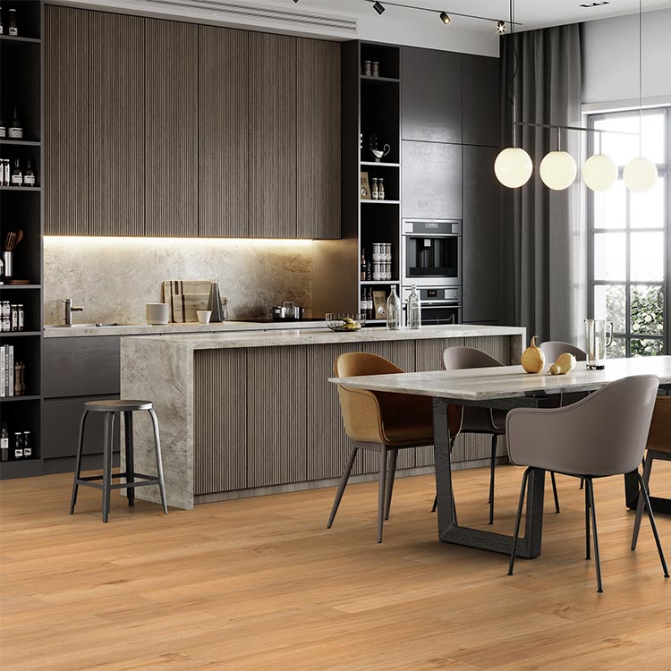 lichte eiken vloer met brede planken en een subtiele houtstructuur in een moderne keuken met taupekleurige lambrisering en marmeren aanrechtblad