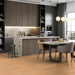 lichte beige eiken vloer met brede planken in een moderne open keuken en eetkamer met antracietgrijze en bruine stoelen, keukeneiland voorzien van verticale groeven en warme sfeerverlichting onder de kasten