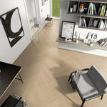 lichte vloer in visgraatpatroon met brede planken in licht beige eiken kleur, moderne woonkamer met grijs stoffen stoel en minimalistisch interieur