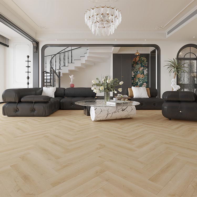 lichte eiken vloer met visgraatpatroon in brede planken in een modern ingerichte woonkamer met een zwarte leren hoekbank en een ronde marmertafel