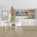 lichte vloer in visgraat patroon met brede planken in licht eiken kleur, moderne witte keuken met marmerwitte achterwand en houten accenten, landelijke eetkamer met witte stoelen en houten tafel