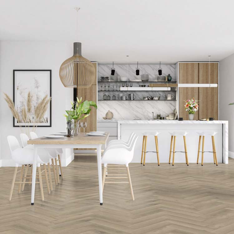 lichte vloer in visgraat patroon met brede planken in licht eiken kleur, moderne witte keuken met marmerwitte achterwand en houten accenten, landelijke eetkamer met witte stoelen en houten tafel