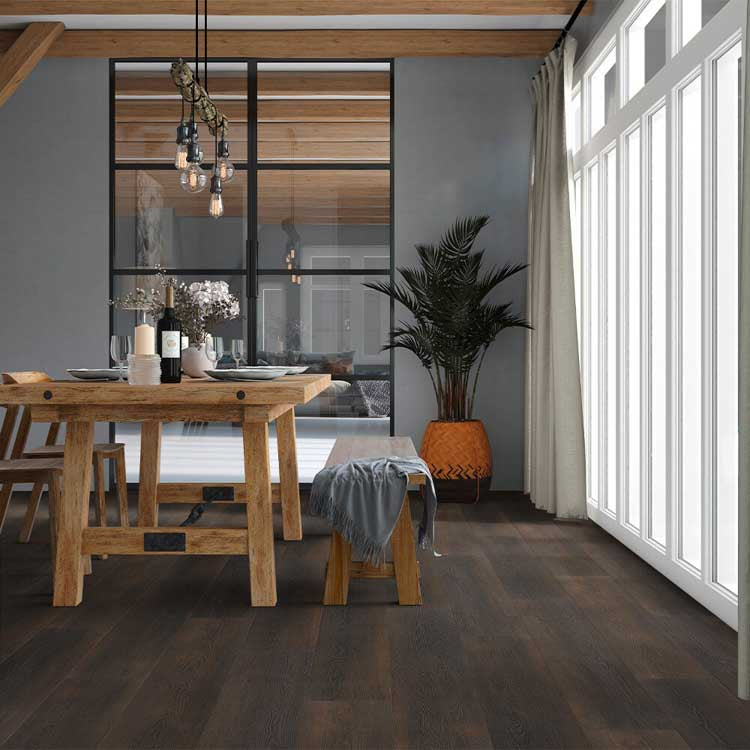 donker bruin eiken vloer met rechte brede planken en subtiele houtnerfstructuur in een moderne eetkamer met houten tafel en bankje naast grote witte ramen