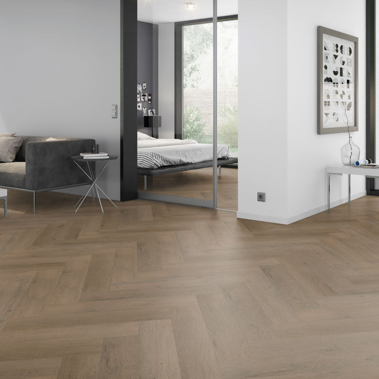 licht beige eiken vloer in visgraat patroon met matte afwerking in een moderne woonkamer met grijs meubel en witte muren