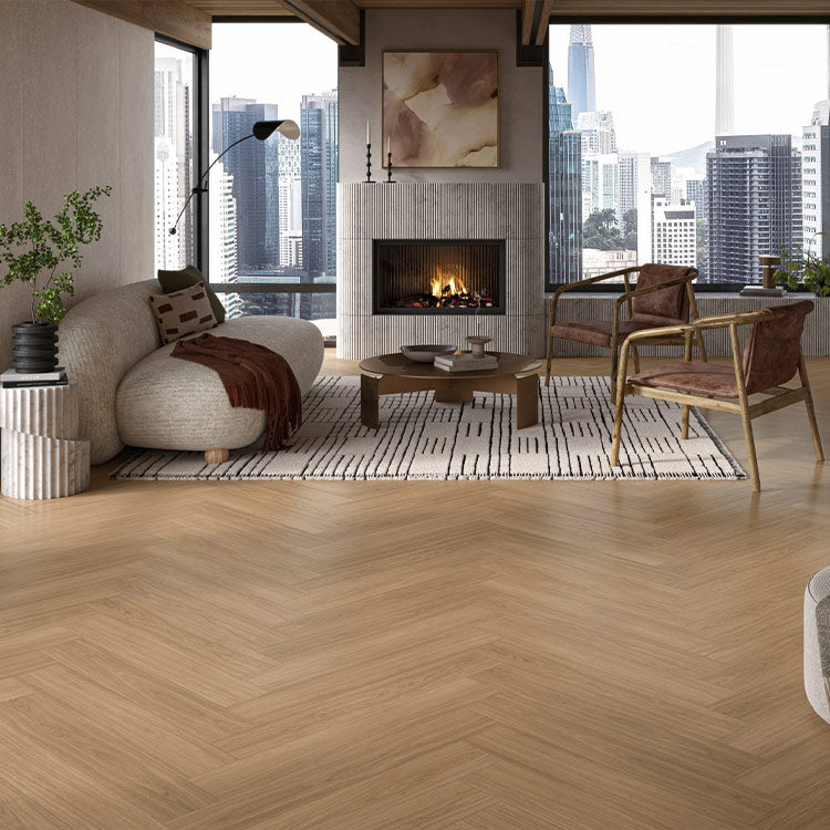 licht eiken visgraatvloer met fijne houtstructuur in moderne woonkamer met open haard, beige en bruine accessoires en grote raampartijen met uitzicht op stad