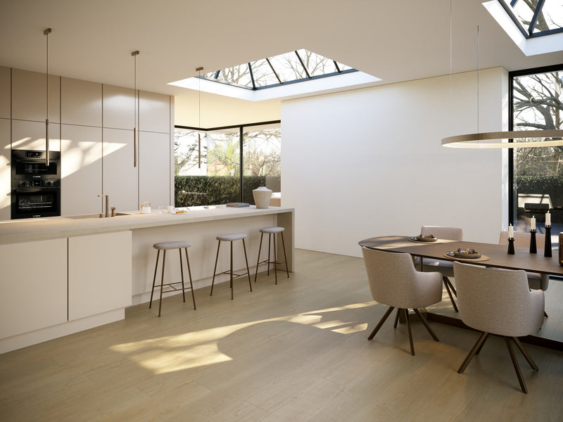 lichte beige vloer met smalle brede planken in houtstructuur in modern keuken- en eetkamerinterieur met groot dakraam en natuurlijke lichtinval