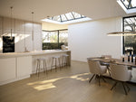 lichte vloer in brede planken met een natuurkleurige houtstructuur in een rechtdoor patroon in een moderne keuken- en eetkameromgeving met veel natuurlijk licht en grote ramen