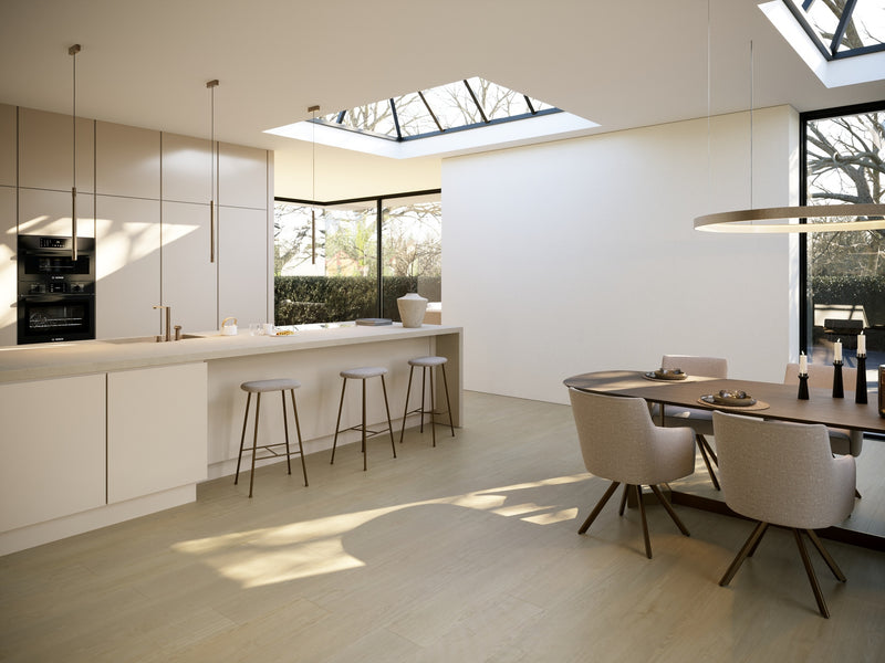 lichte eiken vloer met brede, rechte planken en matte, gladde structuur in moderne keuken met wit interieur en veel natuurlijk licht vanuit lichtkoepel en grote ramen