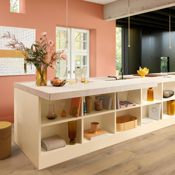 Licht eiken vloer met brede planken in een rechte nerfstructuur, modern interieur met creme-witte open kast en zachte terracotta kleur op de muren.