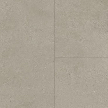 Tegelvloer met grote taupe-grijze tegels met fijne korrelstructuur en subtiele lichte vlekken