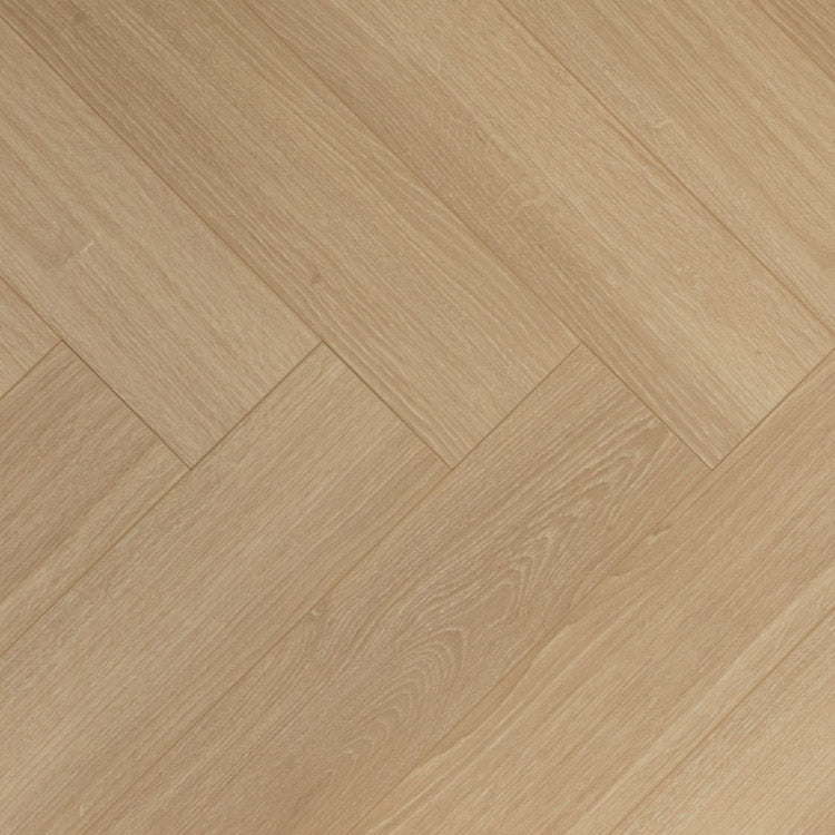 licht beige eiken vloer in visgraatpatroon met fijne houtnerfstructuur en matte afwerking