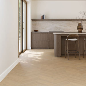 licht beige eiken vloer met visgraat motief en fijne houtnerfstructuur