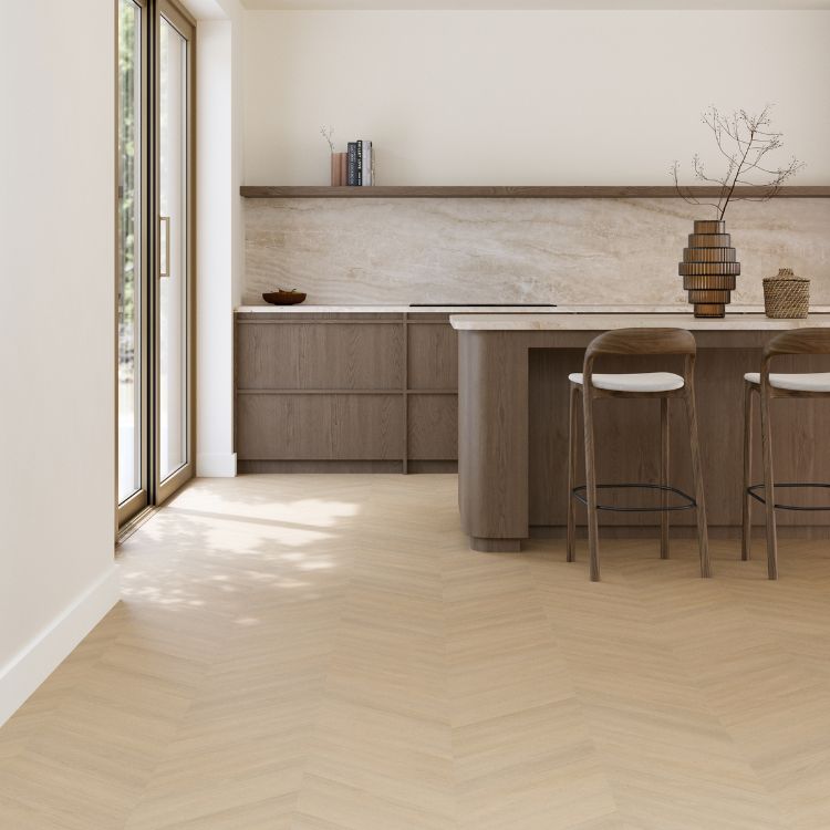 lichte eiken vloer met visgraatpatroon in brede planken, moderne keuken met houten kasten en groot eiland, natuurlijke lichte kleuren en minimalistische inrichting