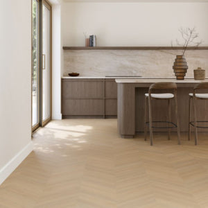 lichte beige eiken vloer met visgraatpatroon en subtiele houtstructuur, gecombineerd met afgeronde houten meubelrand en stoelpoten in warm bruin houtkleur