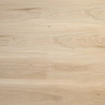lichte eiken vloer met subtiele houtstructuur en rechte planken, natuurlijke lichte beige tinten met zachte nerfpatronen