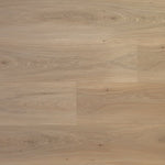 licht eiken vloer met brede planken en natuurlijke houtstructuur zonder opvallend patroon