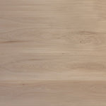 licht beige eiken vloer met noesten en een subtiele houtnerfstructuur, planken in brede lengte zonder zichtbaar patroon