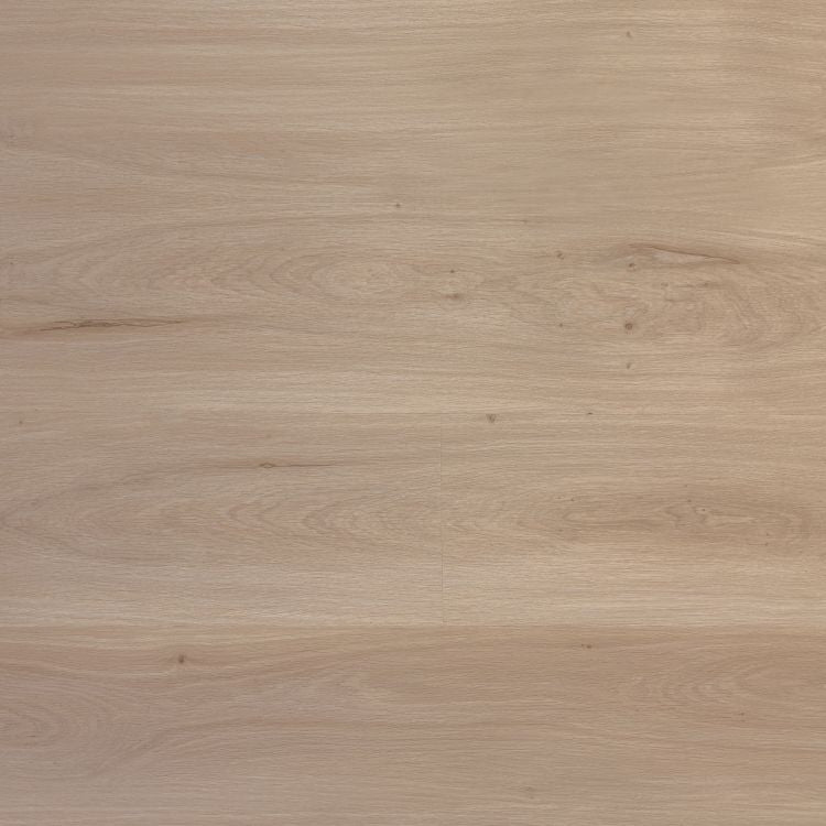 licht beige eiken vloer met noesten en een subtiele houtnerfstructuur, planken in brede lengte zonder zichtbaar patroon