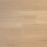 Licht eiken vloer met brede planken en subtiele houtnerfstructuur in naturel beige tinten.