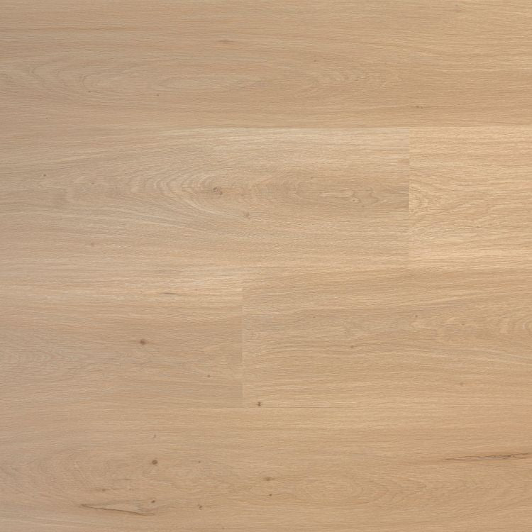 Licht eiken vloer met brede planken en subtiele houtnerfstructuur in naturel beige tinten.