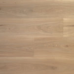 licht beige eiken vloer met subtiele houtnerfstructuur in brede planken zonder opvallend patroon