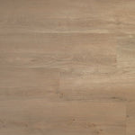 licht beige eiken vloer met subtiele houtnerfstructuur en brede planken zonder duidelijk patroon