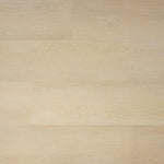 lichte beige eiken vloer met brede planken en subtiele houtnerfstructuur
