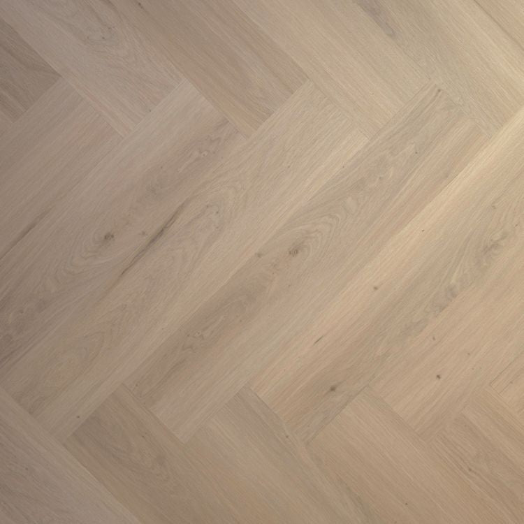 licht eiken visgraatvloer met subtiele houtnerfstructuur en matte afwerking