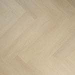 licht beige eiken visgraatvloer met subtiele houtstructuur en matte afwerking