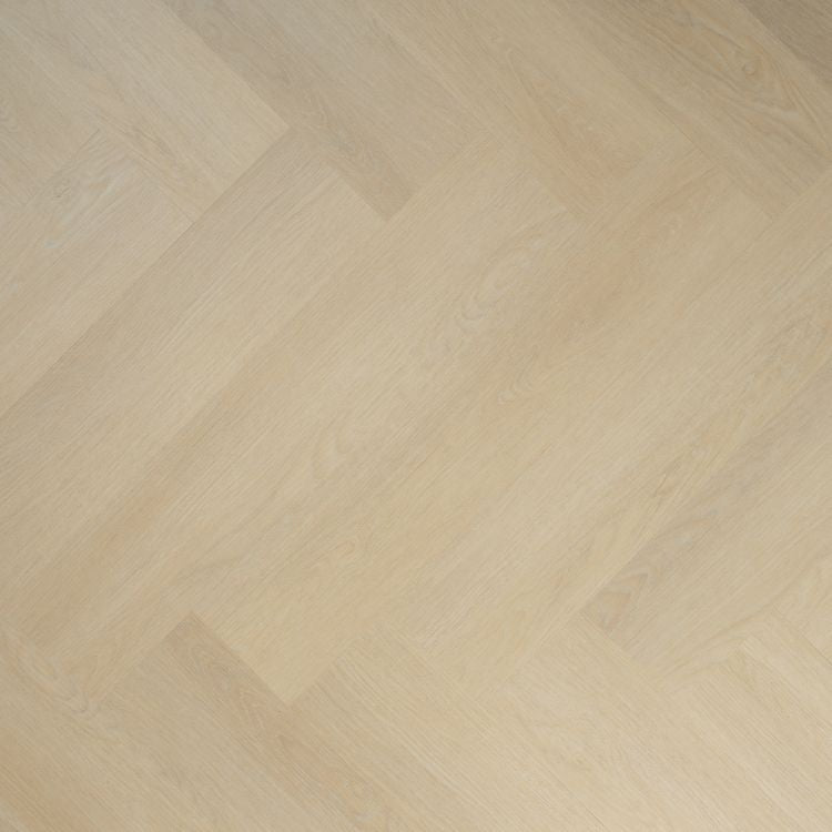 licht beige eiken visgraatvloer met subtiele houtstructuur en matte afwerking