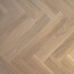 licht eiken visgraatvloer met subtiele houtstructuur en natuurlijke nerven in warme beige tinten