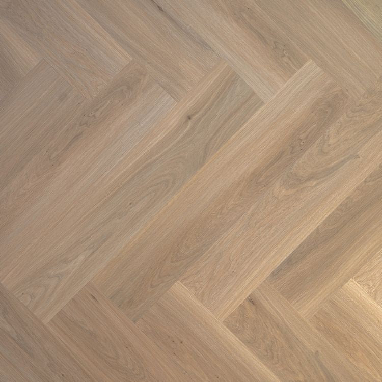 licht eiken visgraatvloer met subtiele houtstructuur en natuurlijke nerven in warme beige tinten