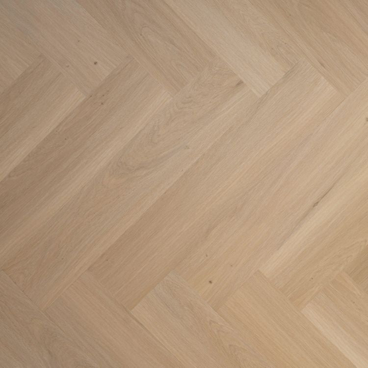 licht eiken visgraatvloer met een fijne houtnerf en matte structuur, brede planken met subtiele kleurvariaties in beige tinten