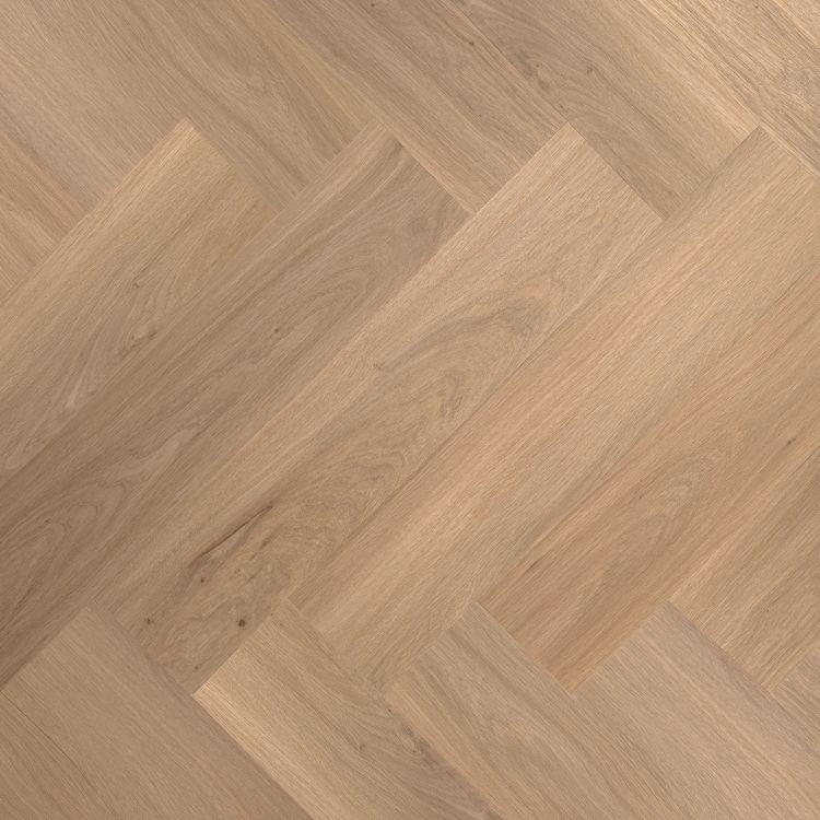 licht eiken visgraatvloer met zachte, natuurlijke houtstructuur en brede planken