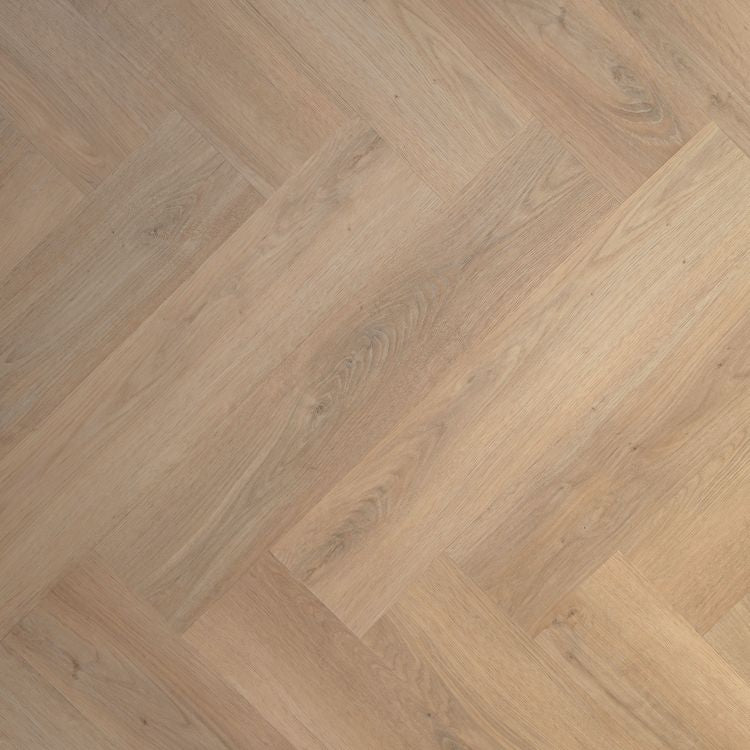 licht eiken visgraatvloer met subtiele houtnerfstructuur en mat oppervlak