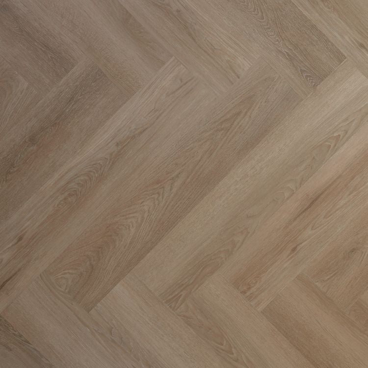 licht beige eiken vloer met visgraat patroon en zichtbare houtstructuur met fijne nerven en zachte tinten