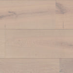 lichte beige eiken vloer met brede planken en subtiele houtnerfstructuur, matte afwerking met natuurlijke noesten en fijne lijnen
