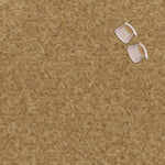 licht bruin eiken vloer met complex geometrisch patroon van vijfhoekige en zeshoekige vlakken met subtiele houtstructuur, daarop twee lichtroze stoffen stoelen geplaatst