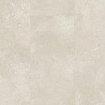 licht beige tegelvloer met grote rechthoekige tegels en zachte, natuurlijke marmerstructuur met fijne vlamlijnen in een matte afwerking