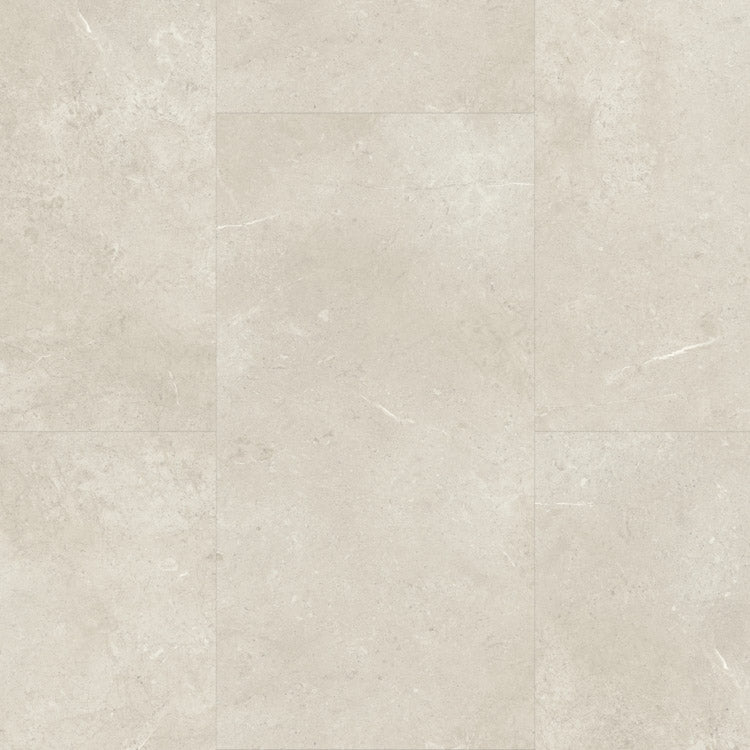 licht beige tegelvloer met grote rechthoekige tegels en zachte, natuurlijke marmerstructuur met fijne vlamlijnen in een matte afwerking