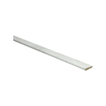 smalle plintstrip in lichtgrijs met matte, gladde structuur, geschikt als afwerking voor vloeren